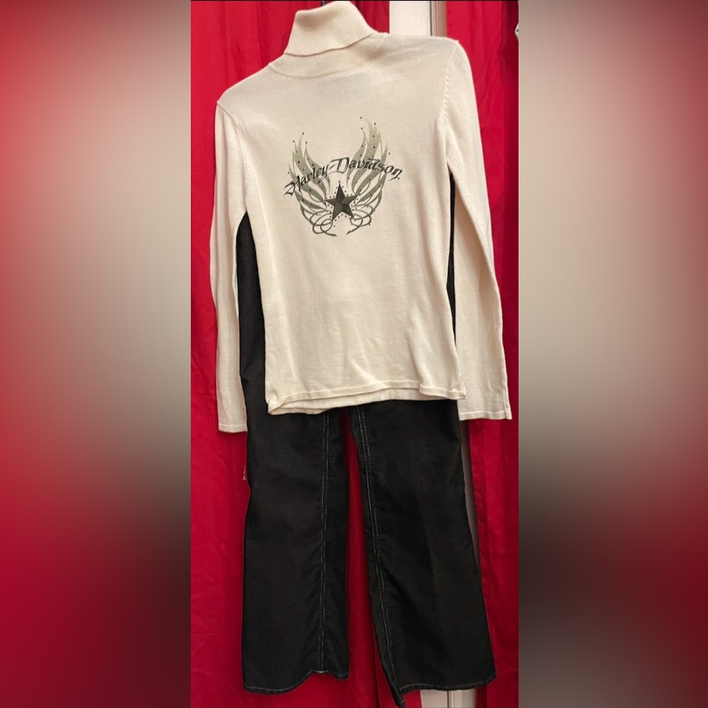 Harley-Davidson White Long Sleeve Tee with Graphic Design